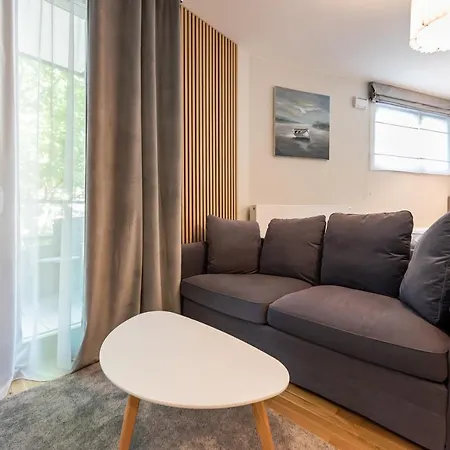 Aleja Solidarnosci Modern * وارسو