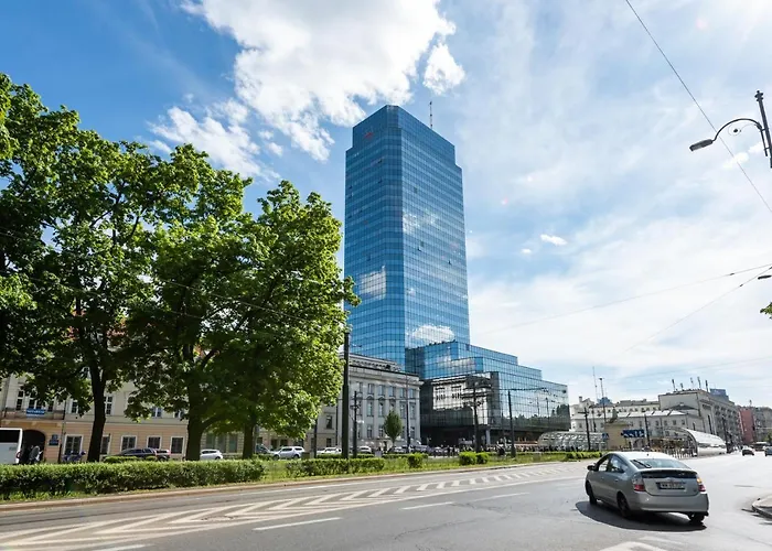 Aleja Solidarnosci Modern ורשה